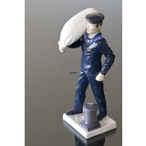 Mariner in Dienstuniform mit Matrosentasche, Bing & Gröndahl Figur Nr. 2446, Königliche Marine