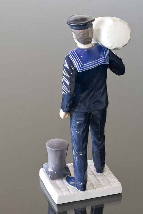 Mariner in Dienstuniform mit Matrosentasche, Bing & Gröndahl Figur Nr. 2446, Königliche Marine