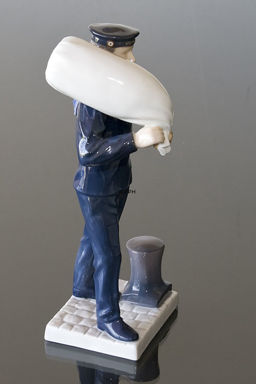 Mariner in Dienstuniform mit Matrosentasche, Bing & Gröndahl Figur Nr. 2446, Königliche Marine