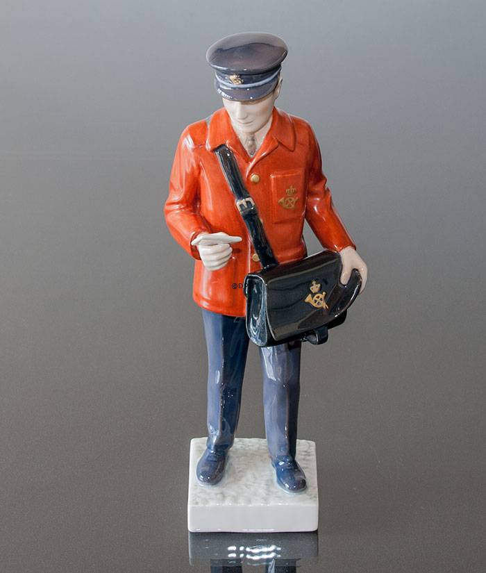 Postbote mit rotem Mantel bringt die Nachrichten, Bing & Gröndahl Figur Nr. 2451