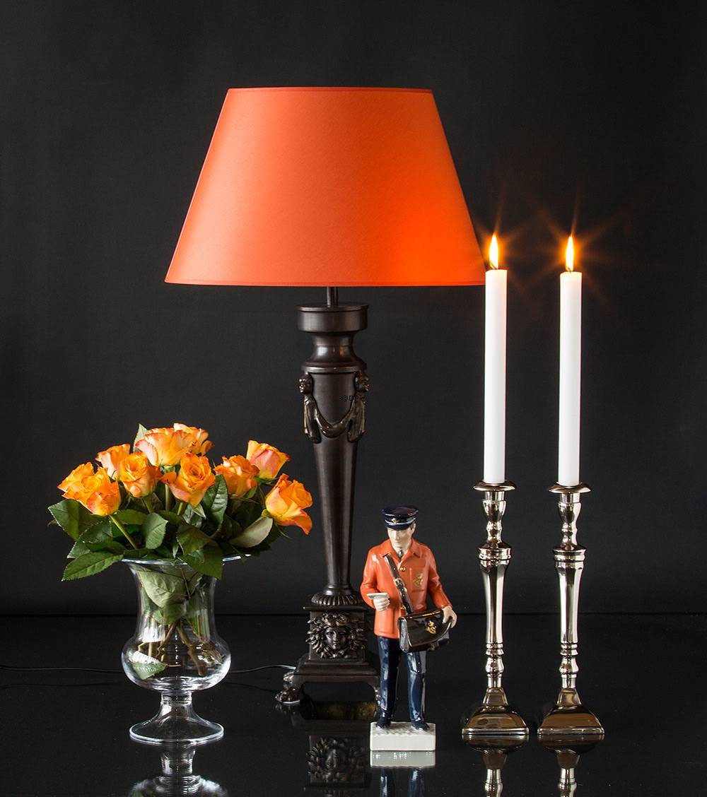 Postbote mit rotem Mantel bringt die Nachrichten, Bing & Gröndahl Figur Nr. 2451