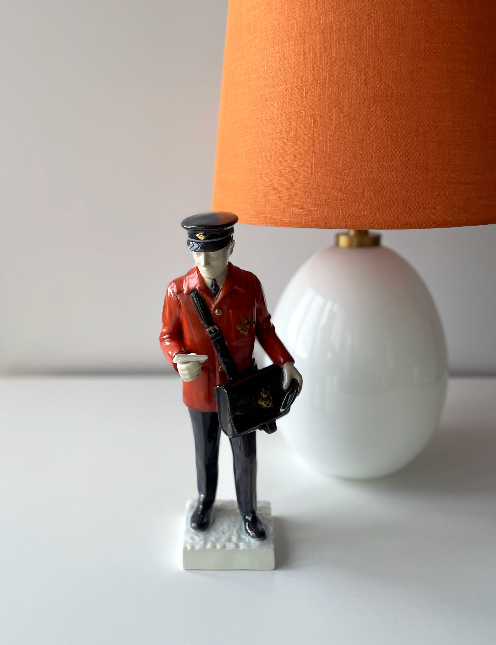 Postbote mit rotem Mantel bringt die Nachrichten, Bing & Gröndahl Figur Nr. 2451