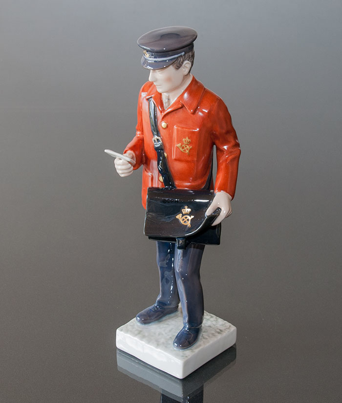 Postbote mit rotem Mantel bringt die Nachrichten, Bing & Gröndahl Figur Nr. 2451