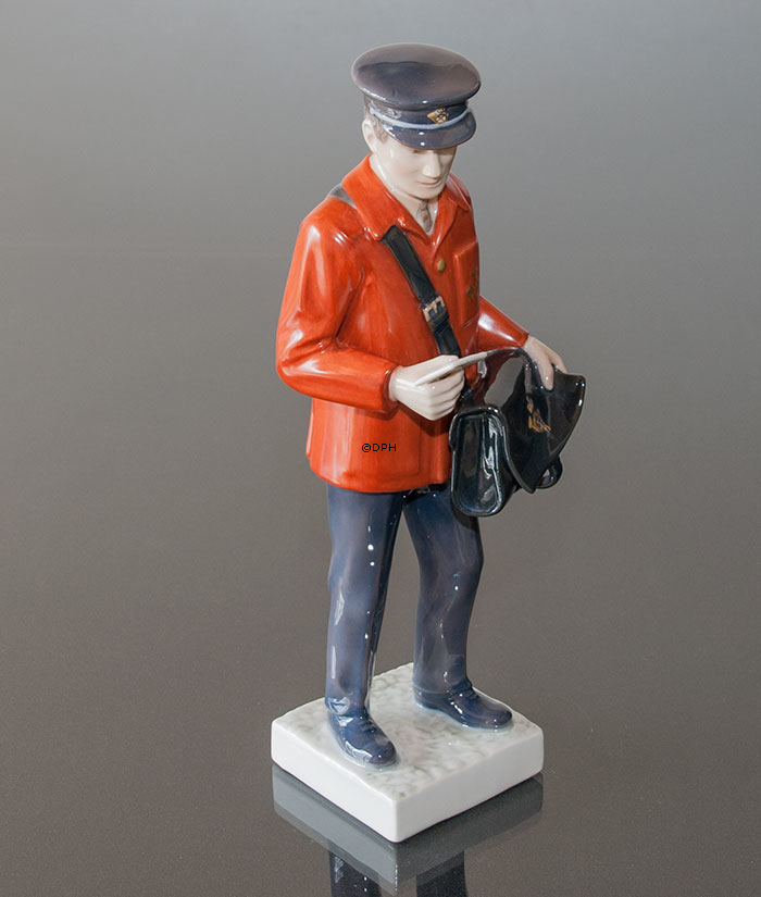 Postbote mit rotem Mantel bringt die Nachrichten, Bing & Gröndahl Figur Nr. 2451