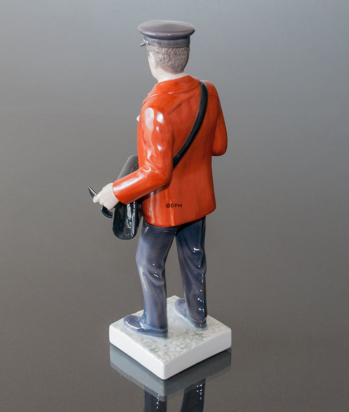 Postbote mit rotem Mantel bringt die Nachrichten, Bing & Gröndahl Figur Nr. 2451