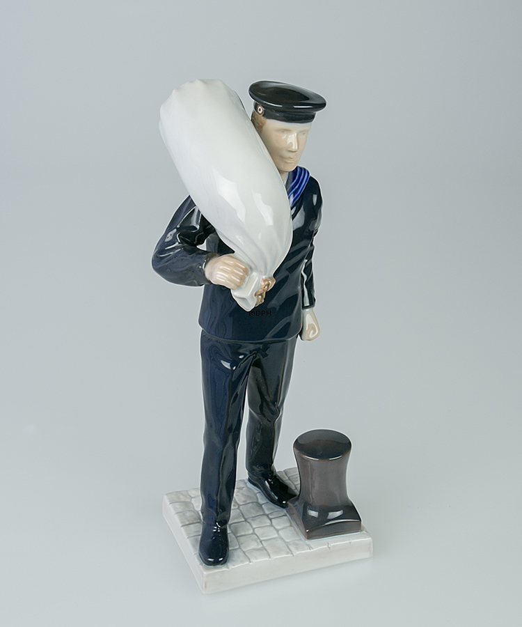 Mariner in Dienstuniform mit Matrosentasche, Bing & Gröndahl Figur Nr. 2486