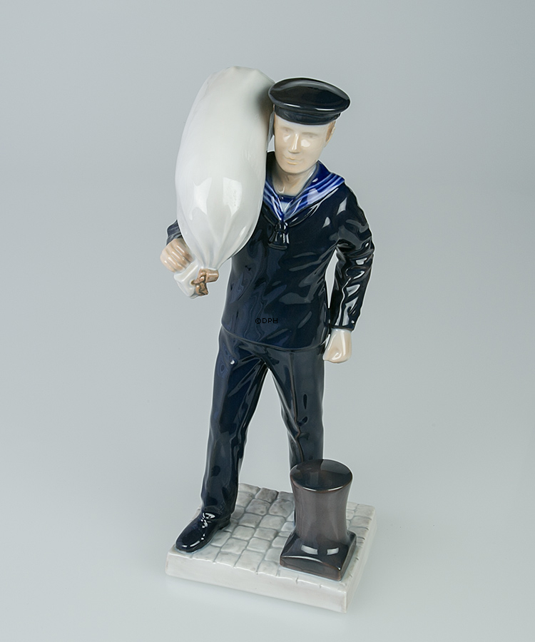 Mariner in Dienstuniform mit Matrosentasche, Bing & Gröndahl Figur Nr. 2486