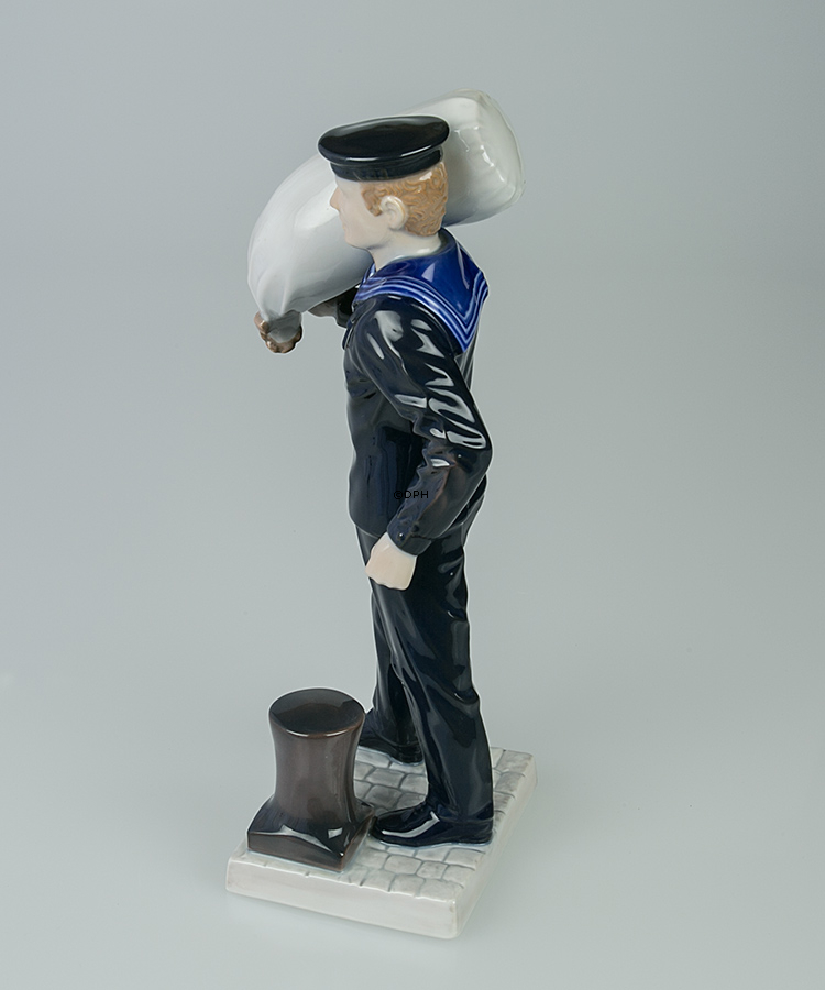 Mariner in Dienstuniform mit Matrosentasche, Bing & Gröndahl Figur Nr. 2486