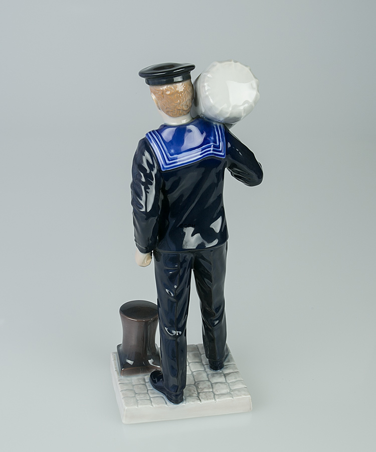 Mariner in Dienstuniform mit Matrosentasche, Bing & Gröndahl Figur Nr. 2486