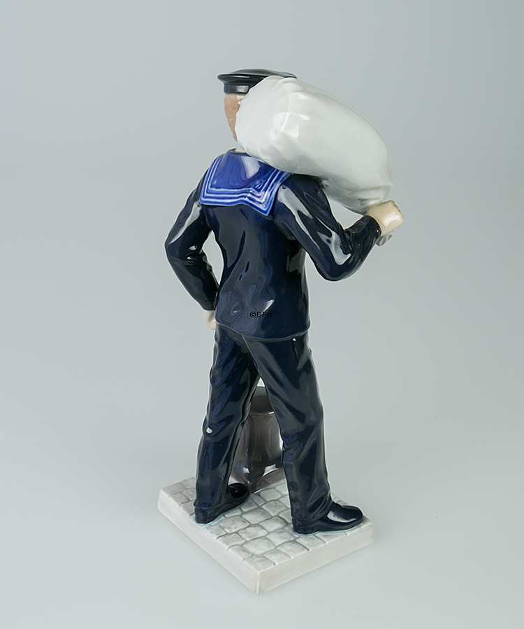 Mariner in Dienstuniform mit Matrosentasche, Bing & Gröndahl Figur Nr. 2486