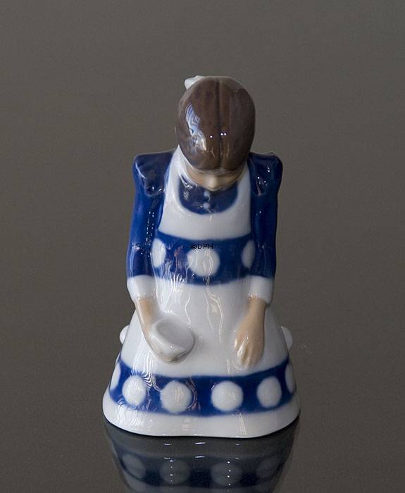 Mädchen, das ihre Milch verschüttet hat, Bing & Gröndahl Figur Nr. 2526
