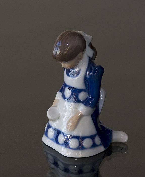 Mädchen, das ihre Milch verschüttet hat, Bing & Gröndahl Figur Nr. 2526