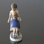 Eine Schaukel im Garten, spielende Kinder, Bing & Gröndahl Figur Nr. 2541
