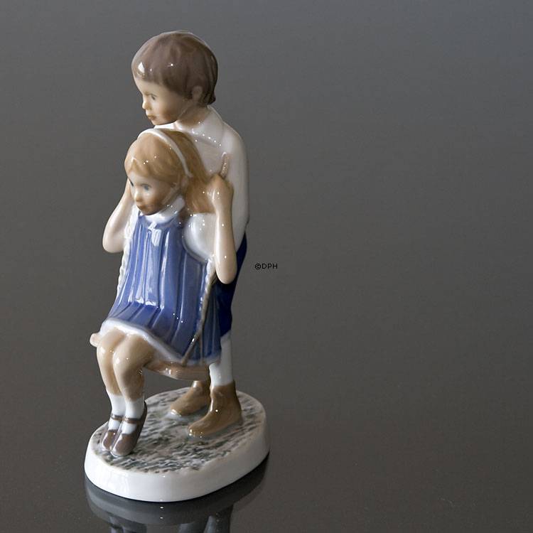 Eine Schaukel im Garten, spielende Kinder, Bing & Gröndahl Figur Nr. 2541