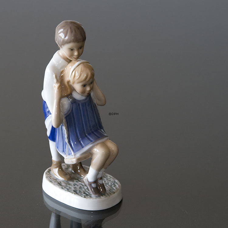 Eine Schaukel im Garten, spielende Kinder, Bing & Gröndahl Figur Nr. 2541