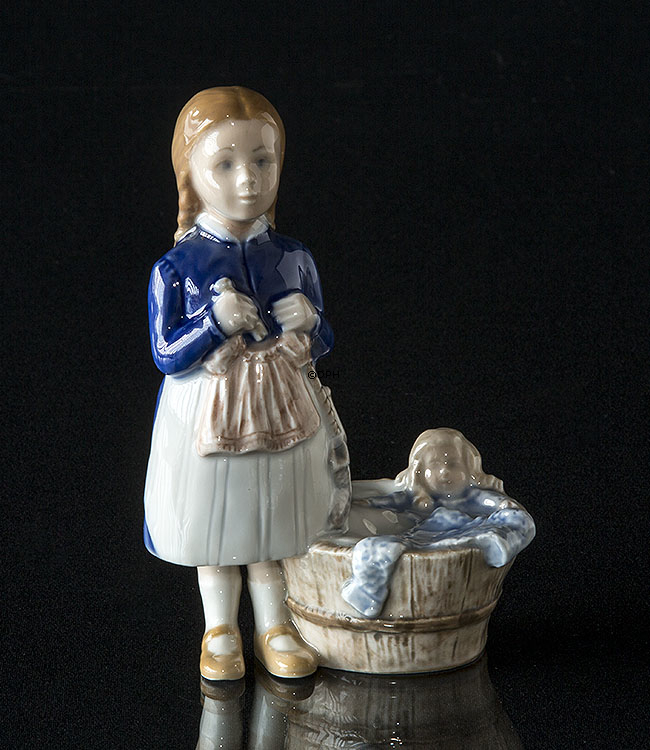 Mädchen mit Waschzuber und Puppe, Bing & Grondahl Figur Nr. 2563