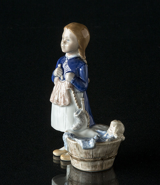 Mädchen mit Waschzuber und Puppe, Bing & Grondahl Figur Nr. 2563