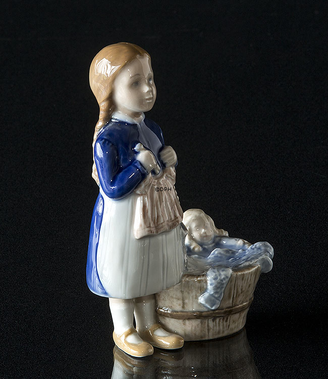 Mädchen mit Waschzuber und Puppe, Bing & Grondahl Figur Nr. 2563