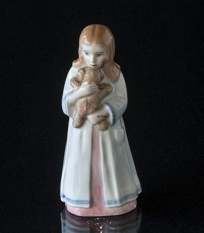 Mädchen in Nachthemd hält Teddy, Bing & Gröndahl Figur Nr. 2571