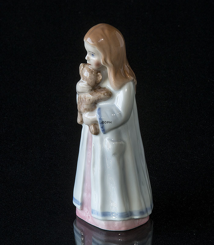 Mädchen in Nachthemd hält Teddy, Bing & Gröndahl Figur Nr. 2571