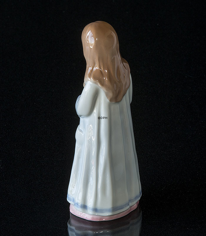 Mädchen in Nachthemd hält Teddy, Bing & Gröndahl Figur Nr. 2571