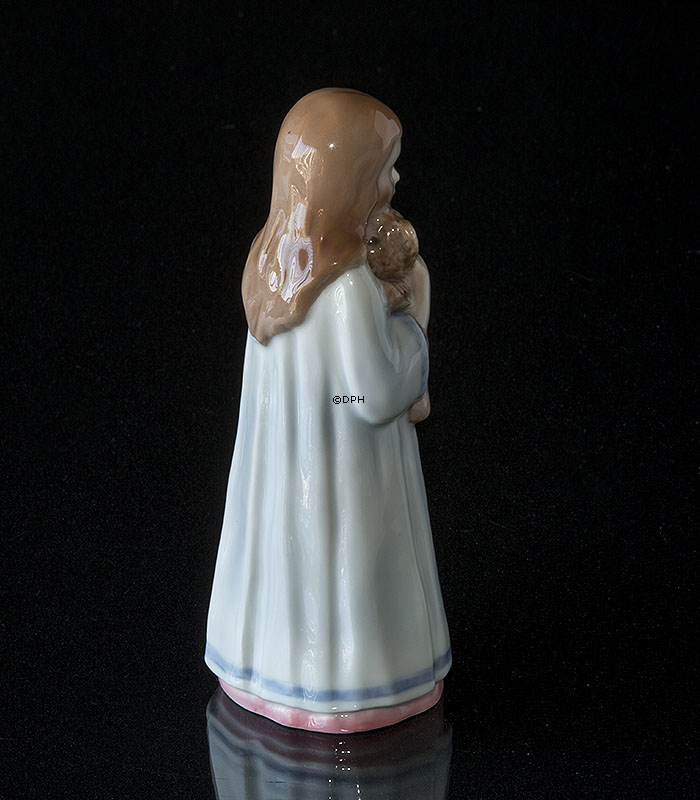 Mädchen in Nachthemd hält Teddy, Bing & Gröndahl Figur Nr. 2571