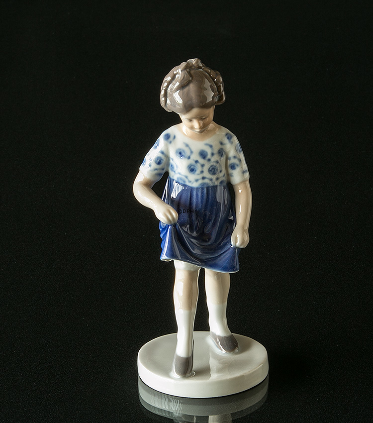 Mädchentanzen im blauen Hemd, Bing & Gröndahl Figur Nr. 2586