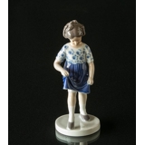 Mädchentanzen im blauen Hemd, Bing & Gröndahl Figur Nr. 2586