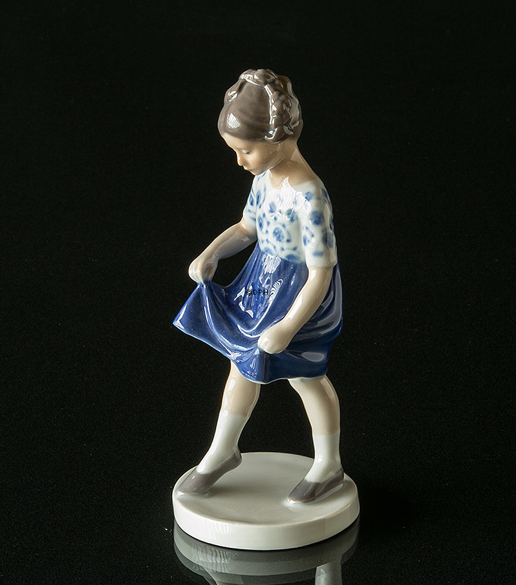 Mädchentanzen im blauen Hemd, Bing & Gröndahl Figur Nr. 2586