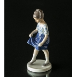 Mädchentanzen im blauen Hemd, Bing & Gröndahl Figur Nr. 2586