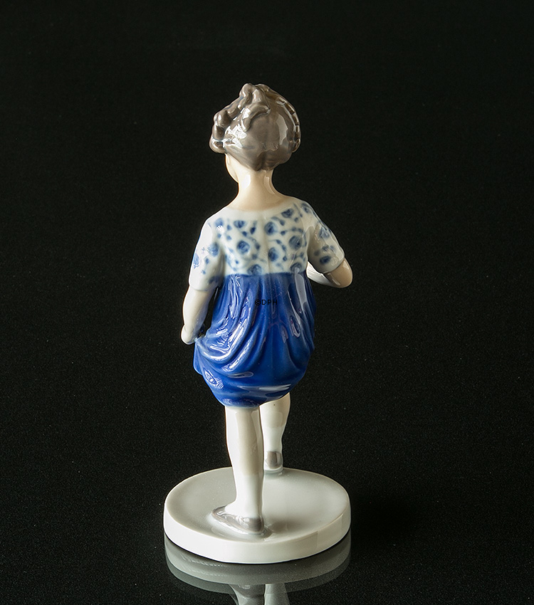 Mädchentanzen im blauen Hemd, Bing & Gröndahl Figur Nr. 2586