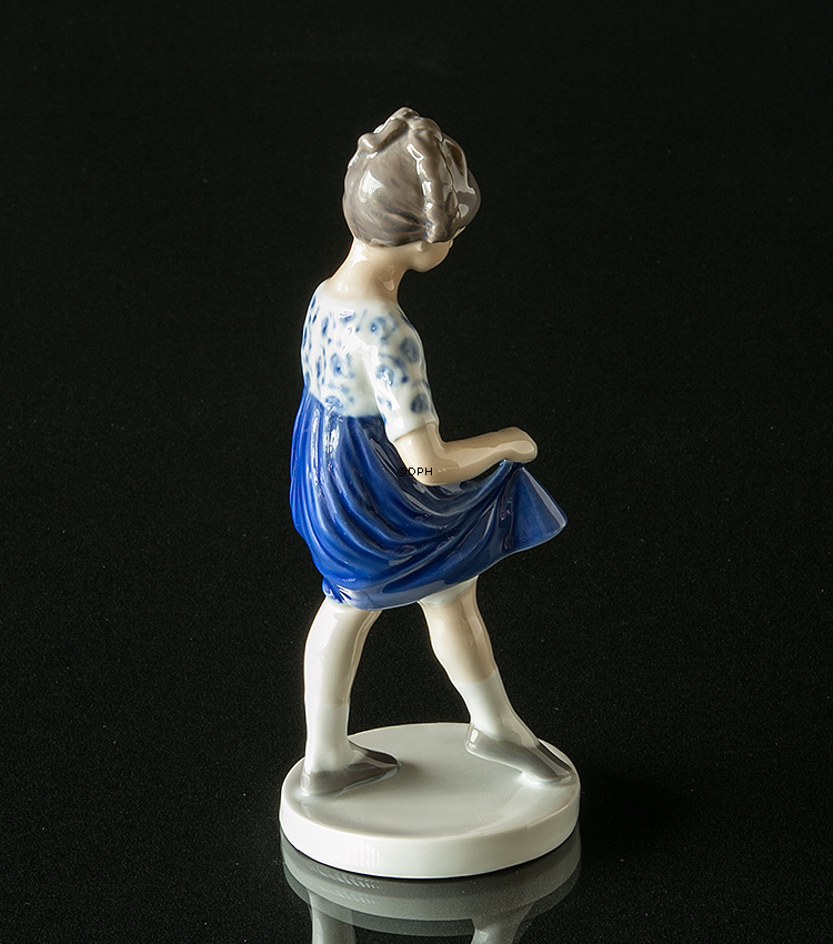 Mädchentanzen im blauen Hemd, Bing & Gröndahl Figur Nr. 2586