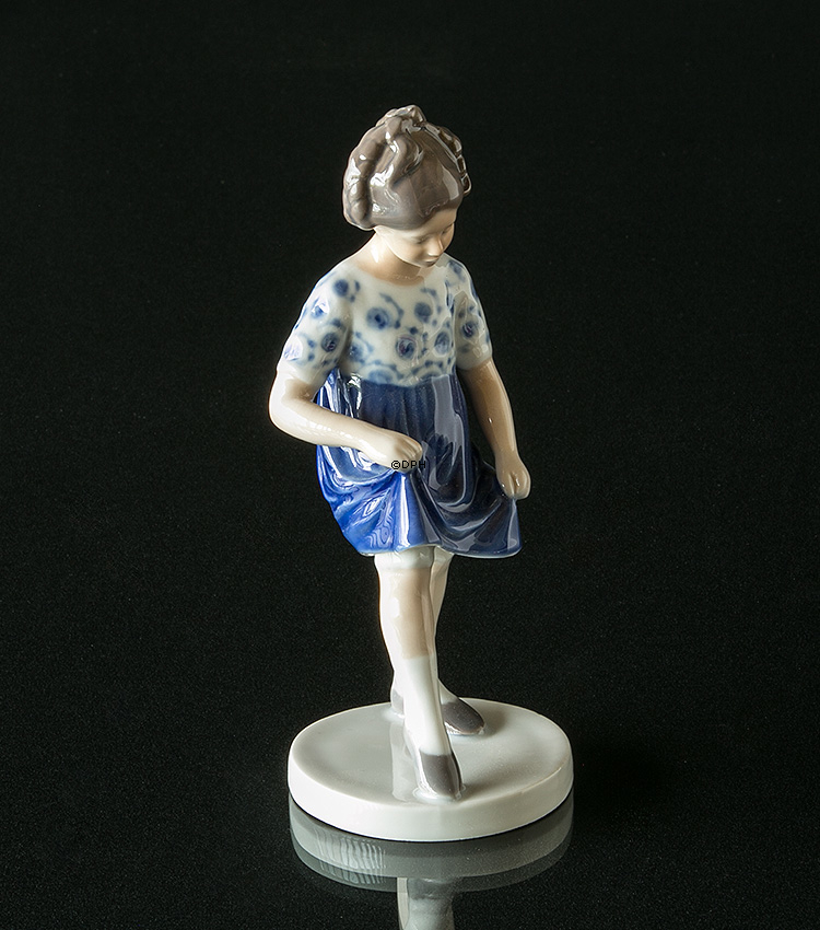 Mädchentanzen im blauen Hemd, Bing & Gröndahl Figur Nr. 2586