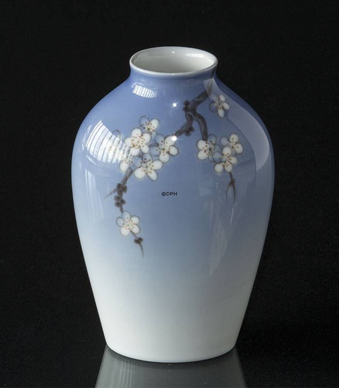 Vase mit Kirschblütenzweig, Bing & Gröndahl Nr. 260-5239 oder 1302-260