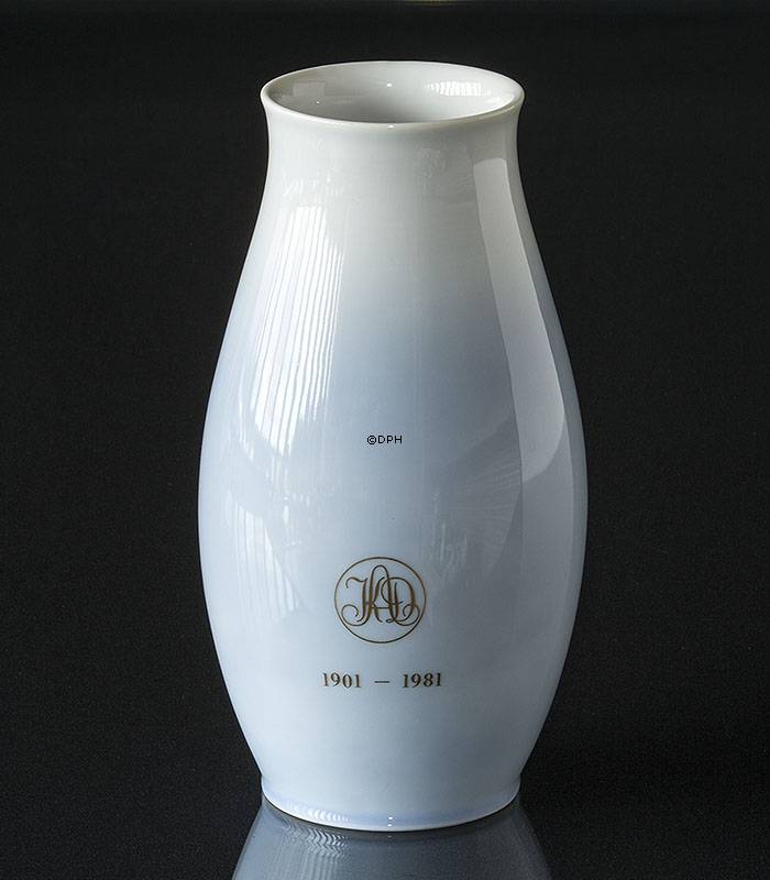 Vase mit Weidenblatt, Inschrift KAD 1901-1981, Bing & Gröndahl Nr. 342-5249-4C