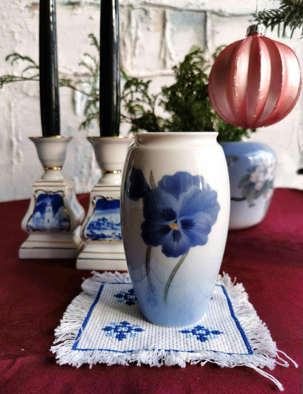 Vase mit blaue Blume, Bing & Gröndahl Nr. 385-5254