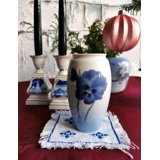 Vase mit blaue Blume, Bing & Gröndahl Nr. 385-5254