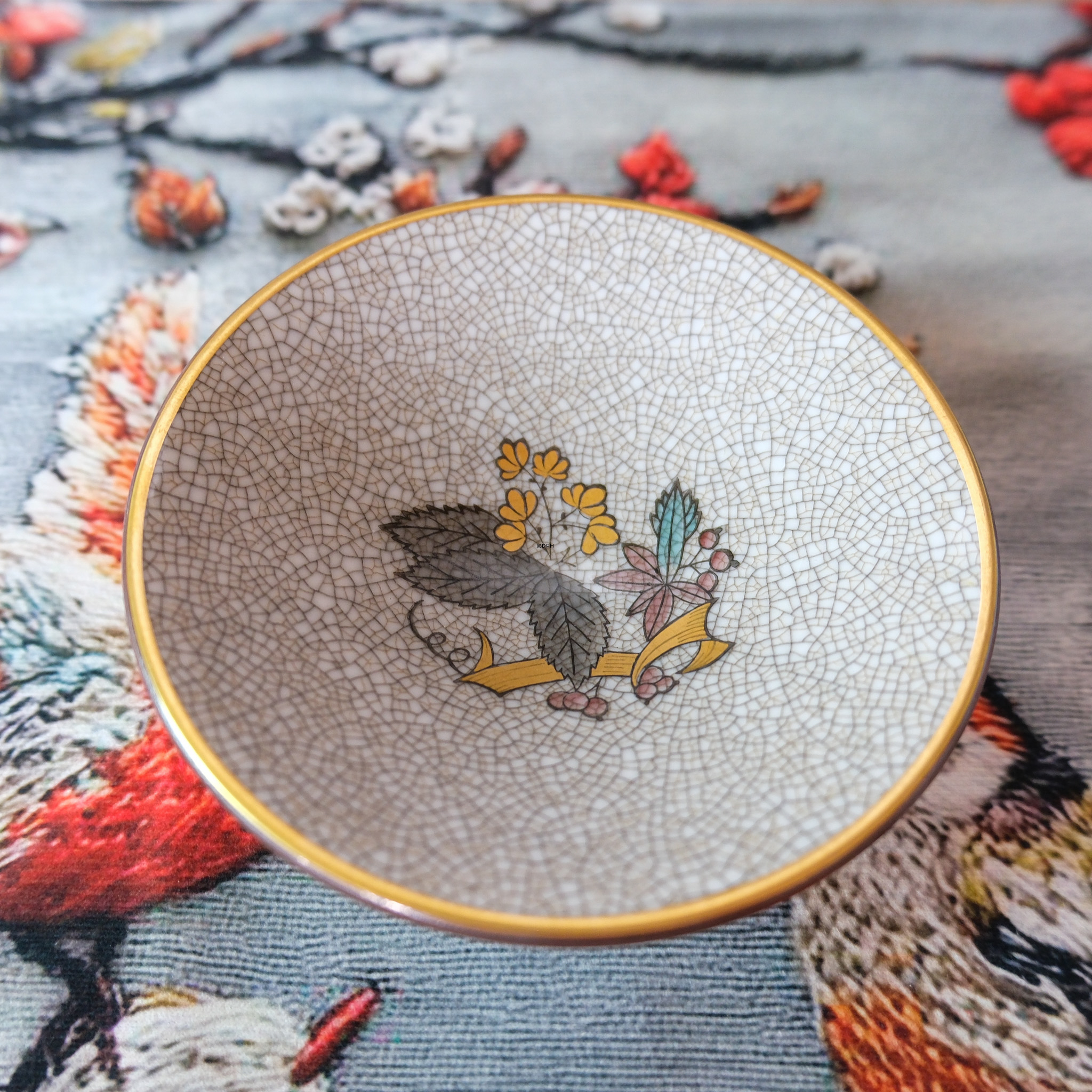 Schale in grauem Craquelé mit Blattmuster, Bing & Gröndahl Nr. 386