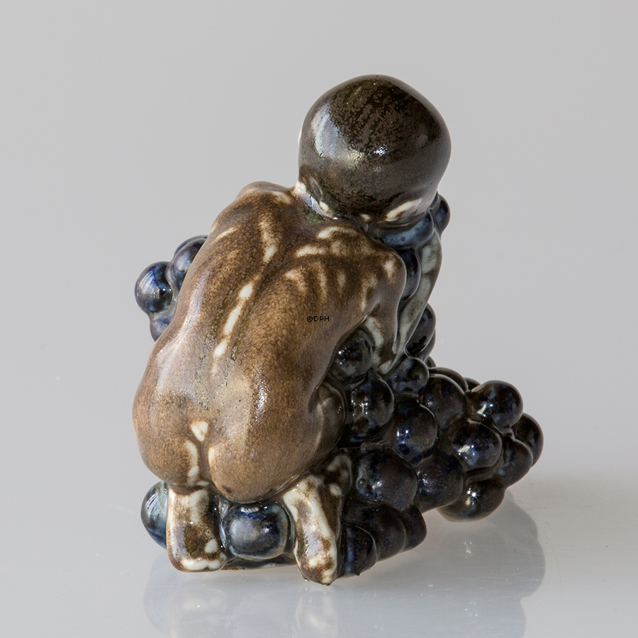 Kind mit Trauben, Bing & Gröndahl Figur Nr. 4021