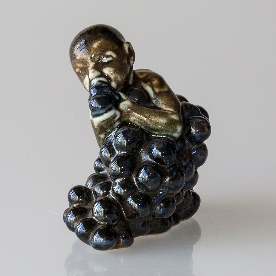 Kind mit Trauben, Bing & Gröndahl Figur Nr. 4021