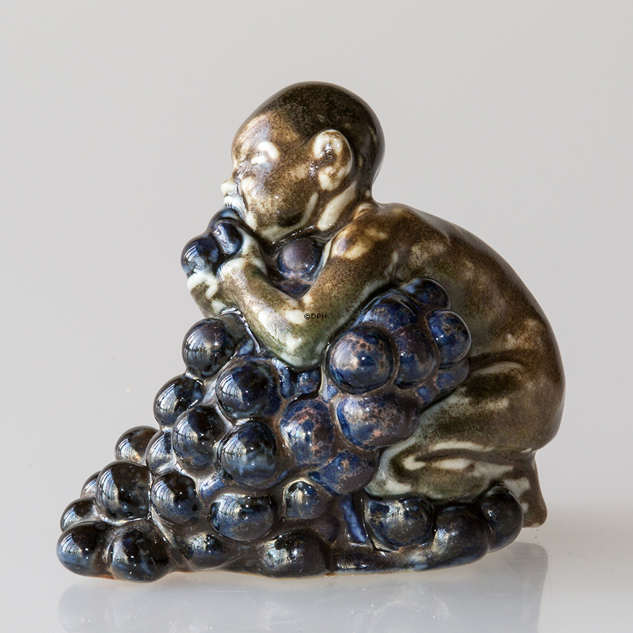 Kind mit Trauben, Bing & Gröndahl Figur Nr. 4021