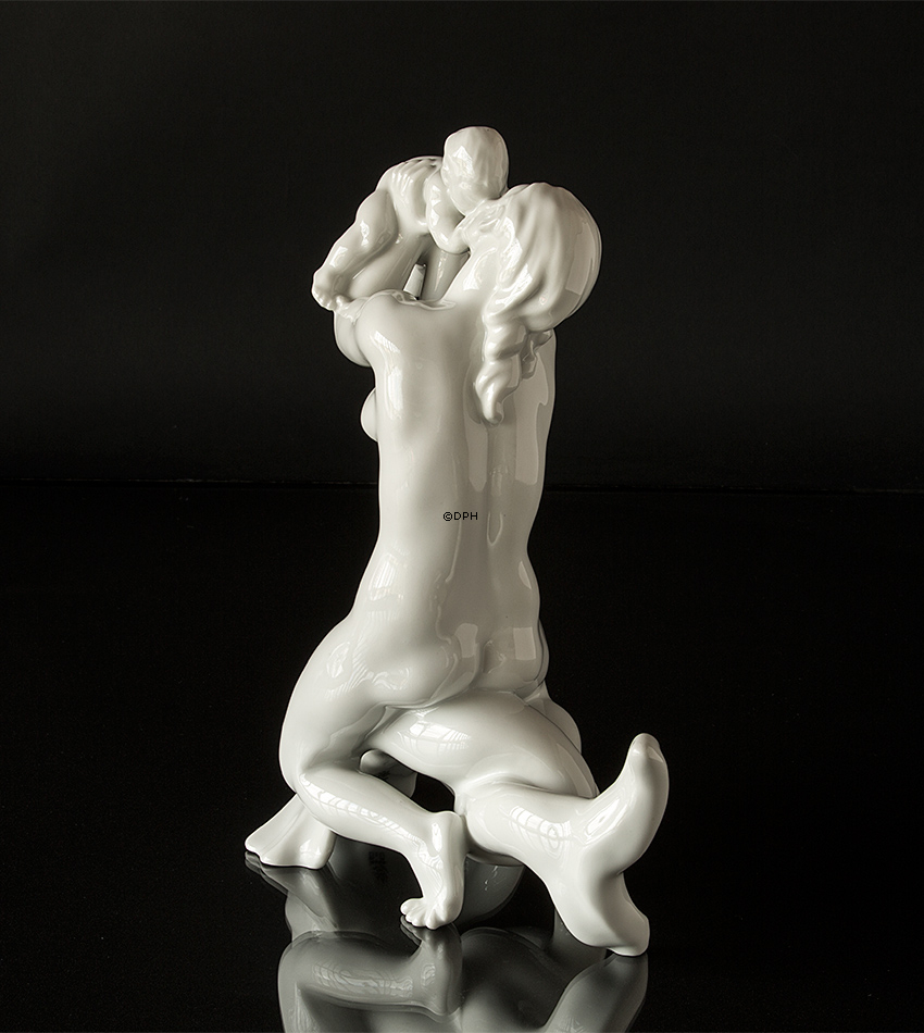 Frau küsst Kind, Bing & Gröndahl Figur Nr. 57 oder 4057