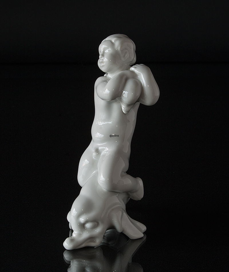 Seejunge, der einen Delphin reitet, Bing & Gröndahl Figur Nr. 4058 oder 58