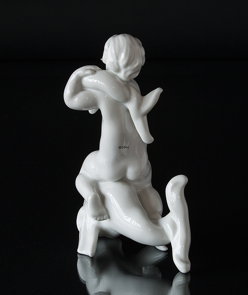 Seejunge, der einen Delphin reitet, Bing & Gröndahl Figur Nr. 4058 oder 58
