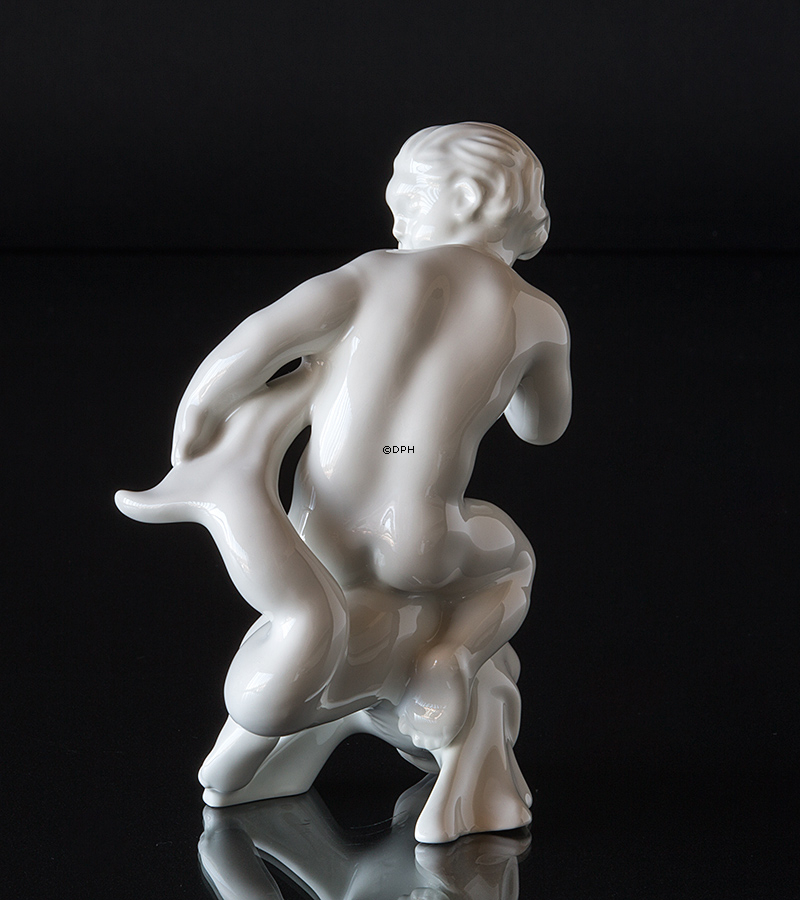 Junge hält Delphin, Bing & Gröndahl Figur Nr. 4060 oder 60