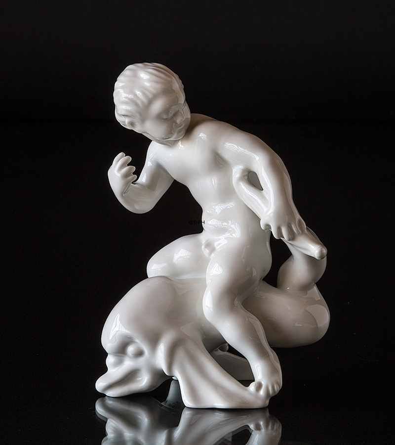 Junge hält Delphin, Bing & Gröndahl Figur Nr. 4060 oder 60