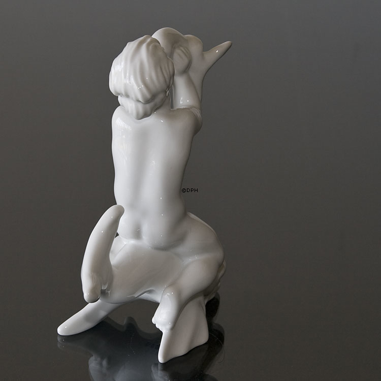 Das Meer, Mädchen küsst Delfin, Bing & Gröndahl Figur Nr. 61 oder 4061