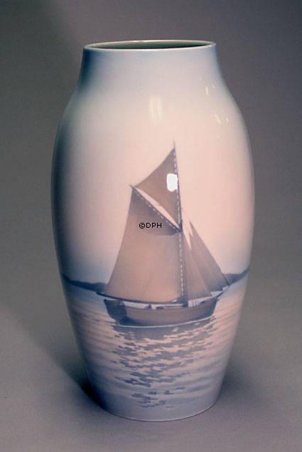 Vase mit braunem Segelschiff, Bing & Gröndahl Nr. 526-243