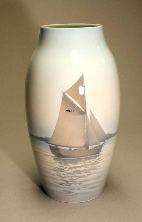 Vase mit braunem Segelschiff, Bing & Gröndahl Nr. 526-243
