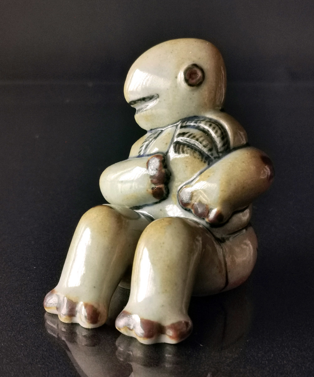 Steen Lykke Madsen Figur, sitzender, Bing & Gröndahl Steingut Figur Nr. 7052